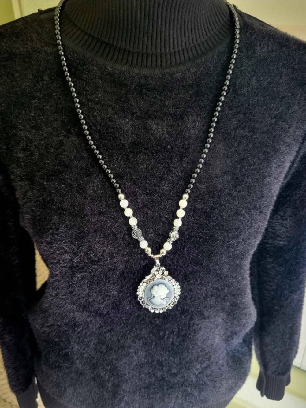 Vintage-Style Victorian Cameo Pendant/Necklace